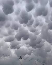 Mammatus (also called mamma or mammatocumulus, meaning mammary cloud) is a cellular pattern of pouches hanging underneath the base of a cloud, typically a cumulonimbus raincloud, although they may be attached to other classes of parent clouds. Ø³Ø­Ø¨ Ø§Ù„Ù…Ø§Ù…Ø§ØªÙˆØ³ Mammatus Ø§Ù„ÙŠÙˆÙ… ÙÙŠ Ø¯Ù‡ÙˆÙƒ Iraqi Women Talk Facebook