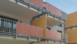 Farbenfrohe markisen unterstreichen die unbekümmerte leichtigkeit der warmen jahreszeit und verbreiten ob auf terrasse oder balkon, eine markise nach maß ist schnell aufgezogen, um zuverlässig schatten zu spenden. Markisen Dekorative Schattenspender In Vielen Varianten Designs