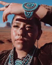 Honored to represent my roots 🏜️🫶🏽🌞 Yá'át'ééh Shik'éí dóó Shidine'é :)  Ádóone'é nishtínígíí éi Kin tichí nii nishtį. Tábaahí báshishchíín.  Bit'aa'nii dashincheii. Kin yaa'áanii dashinálí. Tsé Biï Nidzisgaii éí  naashá. T'áá íiyisíidee'