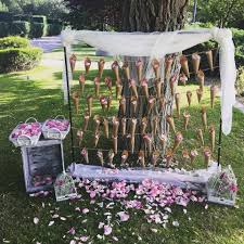 Descargue la cartera de boda al aire libre fotos de stock en la mejor agencia de fotografía de stock con millones de fotos, imágenes, ilustraciones y vectores de alta calidad sin royalties a precios razonables. Consejos Para Bodas Al Aire Libre Finca La Alcudia