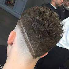 El corte militar se consigue degradando los laterales y atrás. Degradado En Pico Pelo Rizado Hombre Peinados