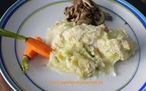 Las almejas le dan un puntito muy bueno al plato y además se suele acompañar con guisantes o espárragos como he hecho yo e incluso con gambas y huevo duro. Ayudando A Cocinar Merluza Gratinada En Pure De Patata