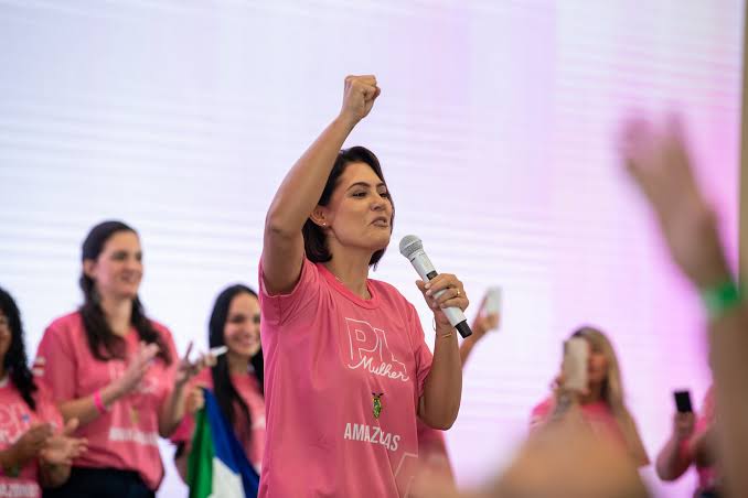 Michelle Bolsonaro: entre candidata a presidente e fala submissa