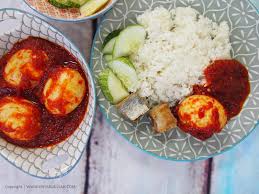 Rasanya yang gurih dan penuh rempah, membuat nasi lemak diterima berbagai kalangan dengan mudah, termasuk masyarakat tanah air. Resepi Sambal Telur Mudah