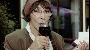 Vravela, že speváčkou sa stala náhodou.možno to bola náhoda a možno to bol osud, že si mladú začínajúcu herečku všimol v žilinskom divadle. 0l4qp7mxvqks4m