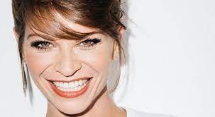 Dopo la partecipazione a numerosi concorsi canori, ha raggiunto il successo nel 2009 dopo la vittoria del talent show amici condotto da maria de. Alessandra Amoroso Eta Altezza Amici Canzoni Tour Youtube E Twitter