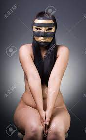 マスクを持つ裸の若い女性。の写真素材・画像素材 Image 10269177