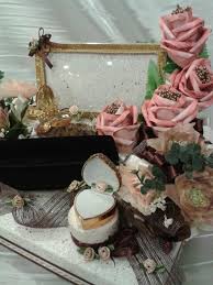 Diy hantaran kahwin / tunang bajet yang jimatkan kos #hantarankahwin #diyhantaranmudah. Gubahan Hantaran Cek Mas Kahwin Cicin N Brg Kemas Kraf Kg Emas Diy Flowers Wedding Table Decorations