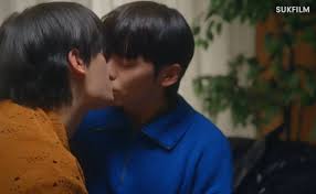 韩短剧穿格子衬衫的男人# #checkeredshirt sukfilm 更至中字03 果然在一间房必有进展，亲亲啦👇  更新3集，《坏家伙》《我心里的那家伙》《首尔蓝调》那家的新作！ 讲的是攻在二手平台上买了一件格子衬衫，衬衫中发现了受和前男友的合照，于是约他还照片，两人因此相识，攻  ...