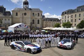 Die altstadt von mans, die durch die umfriedung des gallorömischen mauerwerks geschützt auf einem hügel im schatten ihrer. 24 Stunden Klassiker An Der Sarthe Das Bmw Team Mtek Kehrt Nach Le Mans Zuruck