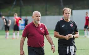 Le sélectionneur de l'équipe nationale de football, nicolas dupuis a signé son contrat. National 2 Dupuis Continue Avec Fleury Le Parisien