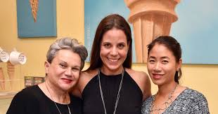 Celebridades sirven helado por una noble causa