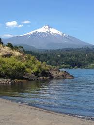 Trek au somment de l'un des derniers volcans au monde encore en activité : Volcan Villarica Pucon Paisajes Chilenos Pucon Viajes En Moto