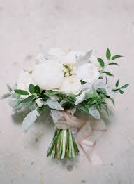 Die Schonsten Brautstrausse Mit Weissen Blumen Ein Elegantes Accessoire Fur Die Hochzeit Brautstrausse Weisse Blumen Blumenstrauss Hochzeit