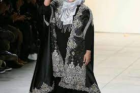 Hobinya menggambar sejak kecil mengantarkan anniesa hasibuan mengembangkan kemampuannya sebagai desainer baju muslim. 5 Fakta Tentang Sosok Desainer Anniesa Hasibuan Yang Terciduk Polisi Bersama Bos First Travel