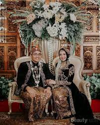 Anda bisa menggunakan model kebaya khas adat jawa namun yang memiliki panjang hingga lutut beserta bagian leher yang rapat. Cantiknya 5 Baju Pengantin Adat Jawa Untuk Muslimah Ini Buatmu Bak Puteri Keraton