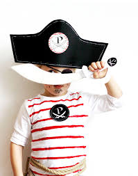 Diy Piraten Kostum Einfach Selber Machen Familicious Piraten Kostum Kinder Piratenkostum Diy Piraten Kostum