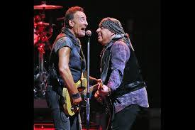 Bruce springsteen — hungry heart 03:19 bruce springsteen — the river 05:01 bruce springsteen — born to run 04:30 Review Bruce Springsteen At United Center Mixes Surprises In With River Songs Chicago Tribune