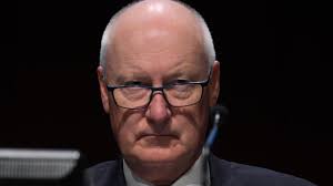 Qantas shareholders reject executive pay structure