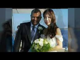 Guests included tun musa and wife, tan sri rafidah aziz, ds norza of bam, datuk seri robin tan and wife, tony's friends and partners, schoolmates and his family. Virals Sri Tony Fernandes Marries Korean Sweetheart In France Good Happy Youtube