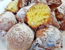 La ricetta delle frittelle di carnevale fonte immagine: Frittelle Di Carnevale Al Limone Sofficissime E Veloci
