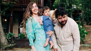 Kelimeler ağzında takla atıp yuvarlanarak yok oluyor. Berfu Yenenler Den Hamilelik Paylasimi Magazin Haberleri Ntv