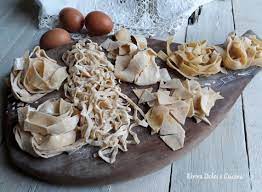 Una sfoglia se, dio non voglia, sul fondo del recipiente si fosse formata dell'acqua (può, capitare, per esempio, con un classico ricotta e spinaci), scolatela via. Tagliatelle E Altri Formati Di Pasta Fresca Fatta In Casa Elvira Dolci E Cucina