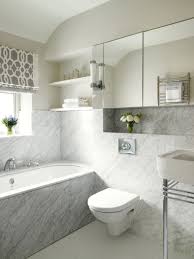 Ideen Kleine Bader Badewanne Fenster Marmor Fliesen Spiegelschrank Regale Wandnische Badezimmereinrichtung Badezimmer Design Badezimmer Innenausstattung