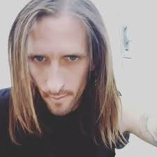 Ale Pastor es muy buena Poeta! Tiene varios libros publicados y está casada  con un poeta de apellido Zapata.