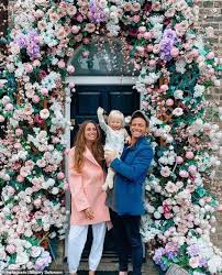 The loose women star shared a photo of her ultrasound on instagram this morning (february 22), and added the emotional caption, referencing partner joe. Stacey Solomon Joe Swash Und Sohn Rex Zeigen Eine Florale Turanzeige Nach Welt