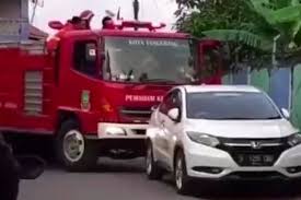 Atju syamsudin diangkat menjadi bupati kepala daerah kabupaten purwakarta di subang. Menghalangi Mobil Pemadam Resiko Tanggung Sendiri Sah Didorong Paksa Gridoto Com