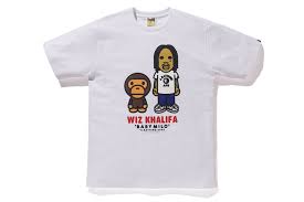 1993年4月1日、東京・原宿にて創業。ファッションブランド〈a bathing ape®〉を展開。店舗として「bape store®」「bapexclusive™」「bape kids®」「a bathing ape pirate store®」を中心に運営し、ワールドワイドに事業を拡大している。 Pre Owned Bape Baby Milo X Wiz Khalifa Tee White Modesens Bape T Shirt Bape Rich Fashion