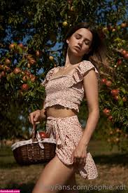 sophie xdt nude fingering pink hole