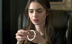 Лили коллинз исполняет главную роль на фоне пейзажей парижа. Lili Kollinz Lily Collins Lily Jane Collins Aktrisa Filmografiya Tyomnoe Nasledie 2020 Gollivudskie Aktrisy Kino Teatr Ru