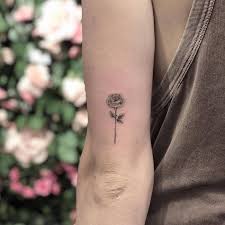 1001 Ideen Und Modelle Fur Schone Kleine Tattoos Oberarm Tattoo Frauen Blumen Rosen Tattoo Frau Rosen Tattoos Frauen