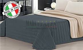 I copriletto carillo si caratterizzano per l'eccezionale qualità dei materiali impiegati, sono disponibili in varie forme e misure, e sono perfetti sia per letti a due piazze, che per letti ad una piazza e mezzo. Vendita Copriletto Trapuntato Matrimoniale Double Face