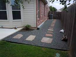Best 25 Fabulous Gravel Backyard Design Ideas For Your Backyard Inspiration Freshouz Com Easy Backyard Landscaping Sloped Backyard Cheap Landscaping Ideas