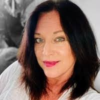 Jenny Connell's Instagram, Twitter & Facebook