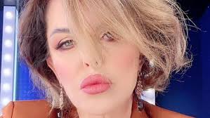 Alba parietti ha tagliato i capelli post mare per il «back. Alba Parietti La Pace Con Barbara D Urso Tre Ville Una A Ibiza Courmayer E Bali