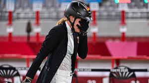 La unión internacional de pentatlón moderno (uipm) descalificó con tarjeta negra a la entrenadora alemana, kim raisner, para lo que resta de los juegos olímpicos de tokio por golpear a un caballo, durante la competición femenina de pentatlón moderno. Th Ifnmp 6htm