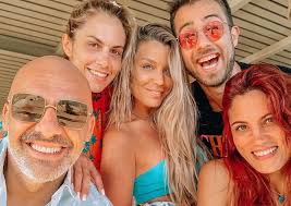 Η μαίρη συνατσάκη, στο προσωπικό της κανάλι στο υouτube, έκανε ένα βίντεο όπου εξηγεί τι σημαίνει να είσαι γκέι, μετανάστης ή πρόσφυγας. Mairh Synatsakh Insta Sthn Thno Me Moytsina Kai Papadhmhtrioy H Paroysiastria Alphafreepress Gr