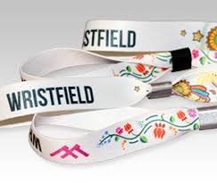 Egal was man damit zeigen will, einige festivalgänger sammeln sie das ganze jahr über und tragen sie als trophäe am arm. Einlassbander Fur Hochzeit