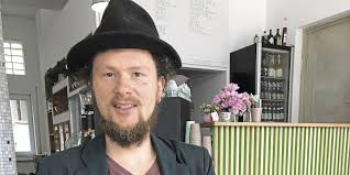 Die kleine raupe nimmersatt von eric carle erzählt mit lautsprachbegleitenden gebärden. Konzept Deutschland Erstes Foodsharing Cafe Ist Gestartet