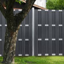 Garten sichtschutzwand aus metall, glas & cortenstahl sichtschutz made in germany. Ein Eleganter Sichtschutzzaun Aus Kunststoff Metall Bohlen Sichtschutz Garten Kunststoff Zaun Sichtschutz Kunststoff Sichtschutz Garten