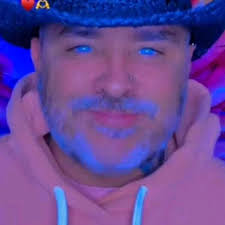 What's in the honey bee besides lavender and honey? Is it a blondie?