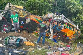 A pareja le destrozan el cuerpo después de accidente tutoriales vergas, como no efectuar un robo hombre se dispara por accidente en la entrepierna con una escopeta. Volco En Brasil Un Micro Repleto De Pasajeros Que Iba A Camboriu 19 Muertos