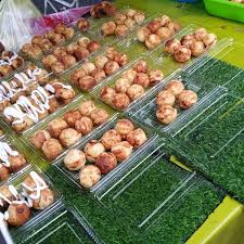 Pasar ini sangat popular kerana menjual pelbagai barangan seperti baju, kain pasang, kuih perlu diingatkan yang pasar ini beroperasi dari pukul 6.00 pagi sehingga 7.00 malam. Foto Di Pasar Malam Padang Tembak Truk Makanan Di Kota Bharu