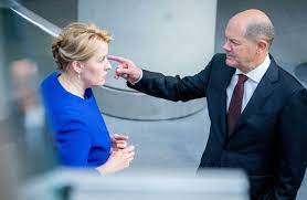 März 2018 bundesfinanzminister und vizekanzler unter bundeskanzlerin angela merkel ist. Corona Familienbonus Von 300 Euro Pro Kind Im Konjunkturpaket Geplant