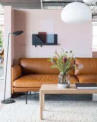 Comfortable And Timeless Scandinavian Cognac Leather Sofa Decor Inspiration From Muuto The Outline Series Adds Sofa Design Innenarchitektur Nobles Wohnzimmer