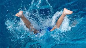 Richtiges schwimmenlernen kann ab etwa vier jahren in angriff genommen werden. Schwimmen Lernen In Coronazeiten Was Eltern Tun Konnen Gesellschaft Sz De